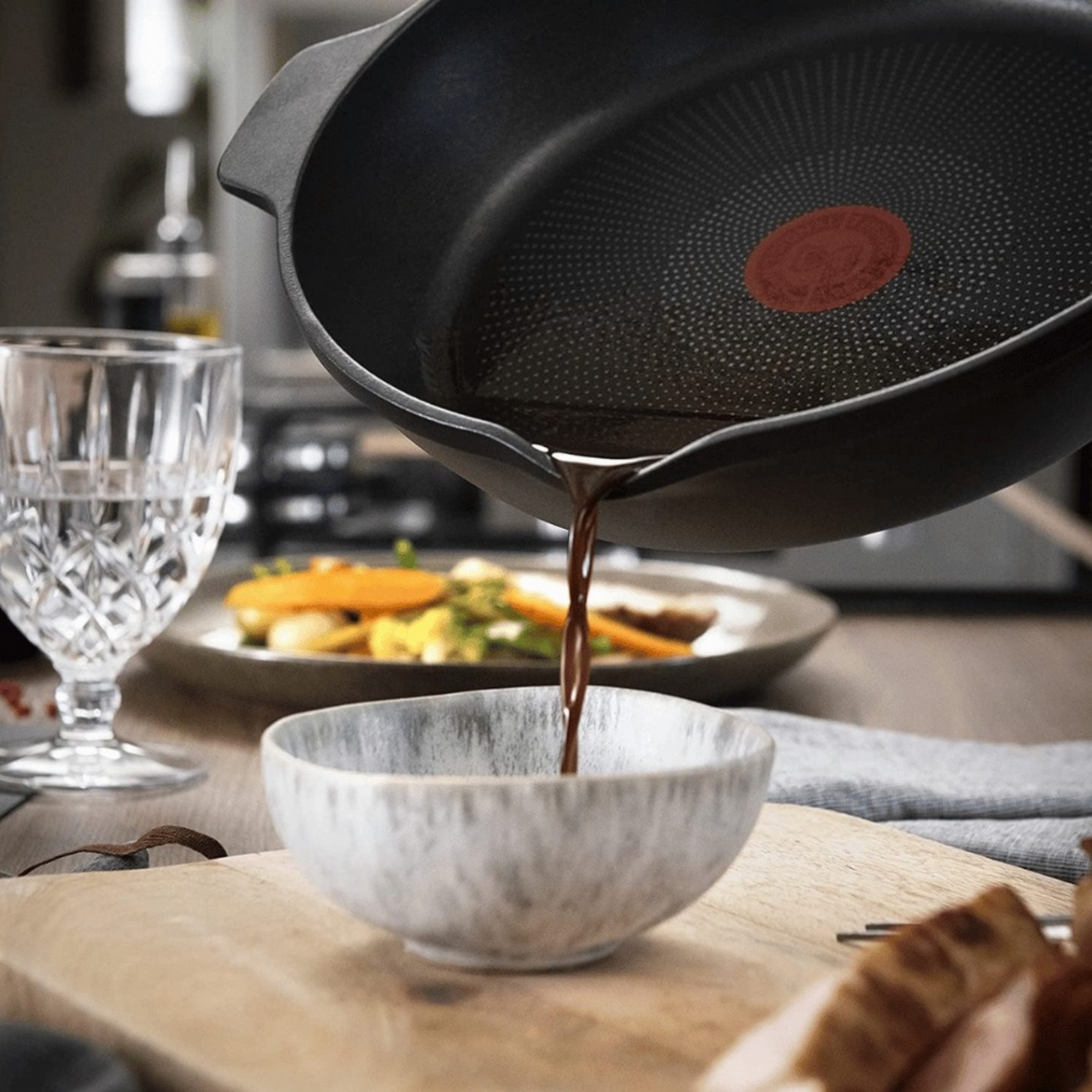 Chảo đúc cao cấp Tefal Robusto có miệng rót 22cm