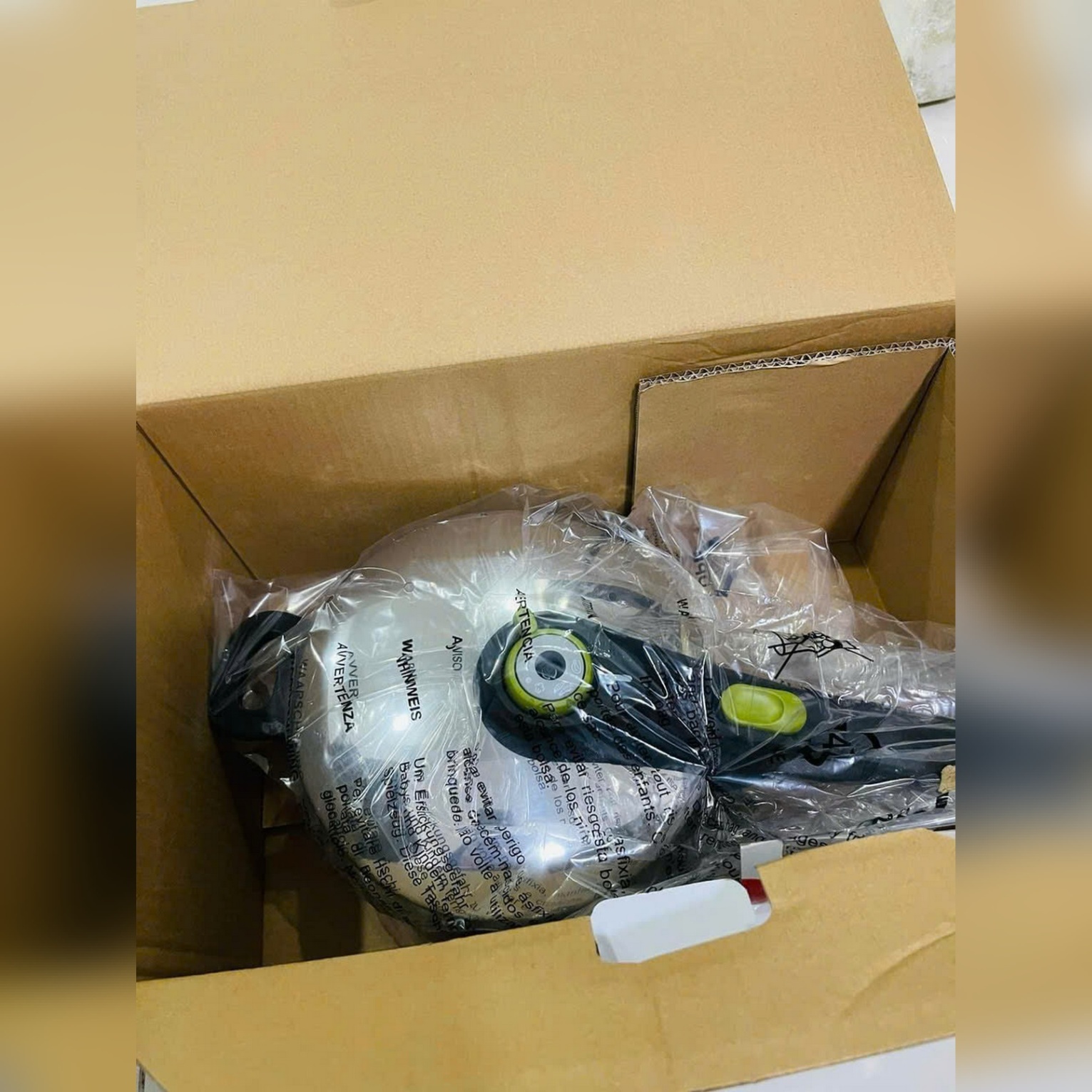 Nồi áp suất cơ inox Tefal Secure 5 Neo 6L - tay cầm đen, núm vặn xanh lá