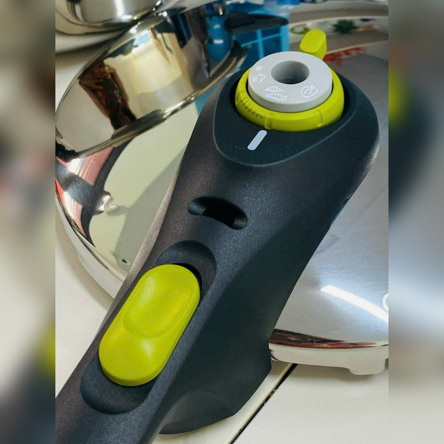 Nồi áp suất cơ inox Tefal Secure 5 Neo 6L - tay cầm đen, núm vặn xanh lá