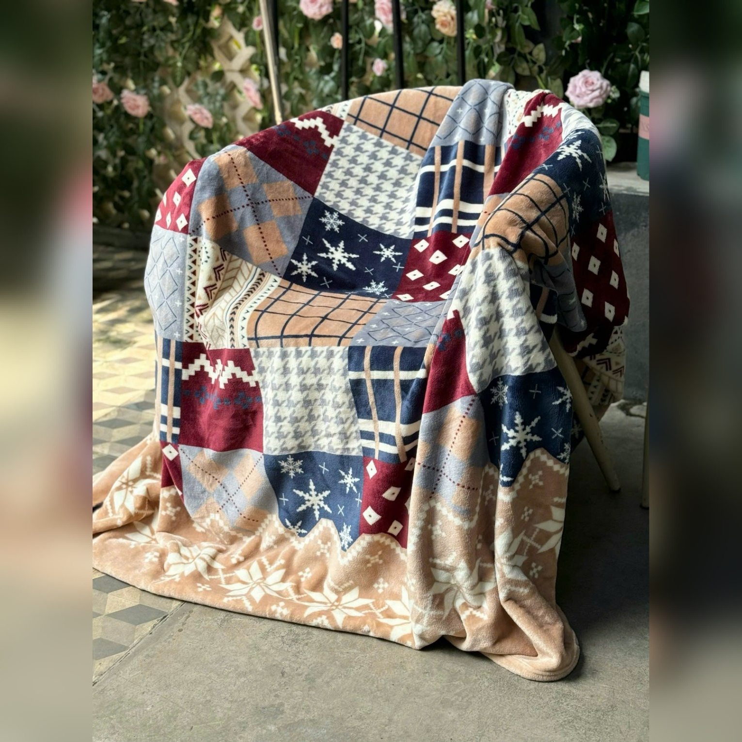Chăn lông tuyết Kaiyo hàng Nhật 2m x 2.3m (màu trắng họa tiệt ghi đỏ, xanh họa tiết hình vuông, họa tiết con tuần lộc)