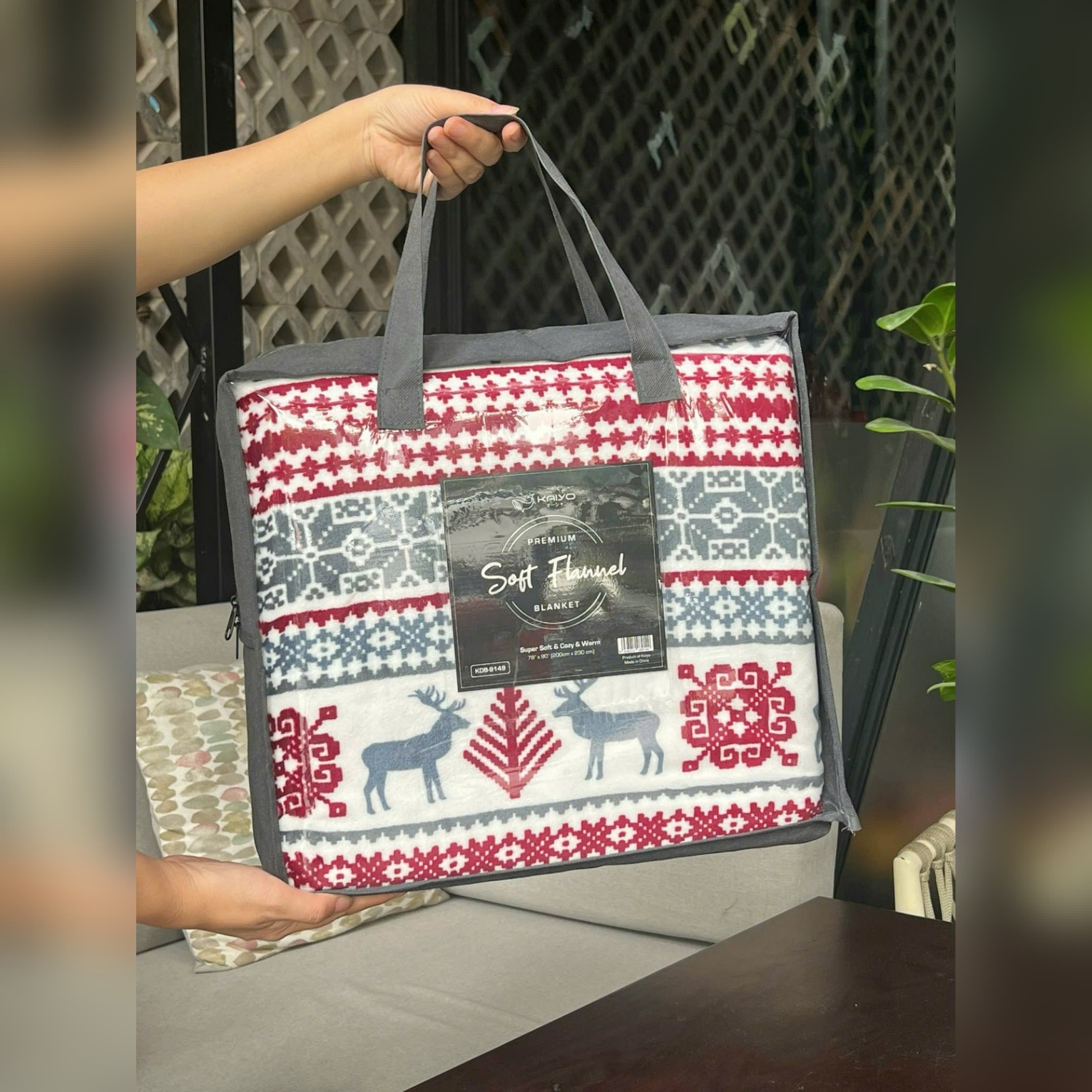 Chăn lông tuyết Kaiyo hàng Nhật 2m x 2.3m (màu trắng họa tiệt ghi đỏ, xanh họa tiết hình vuông, họa tiết con tuần lộc)