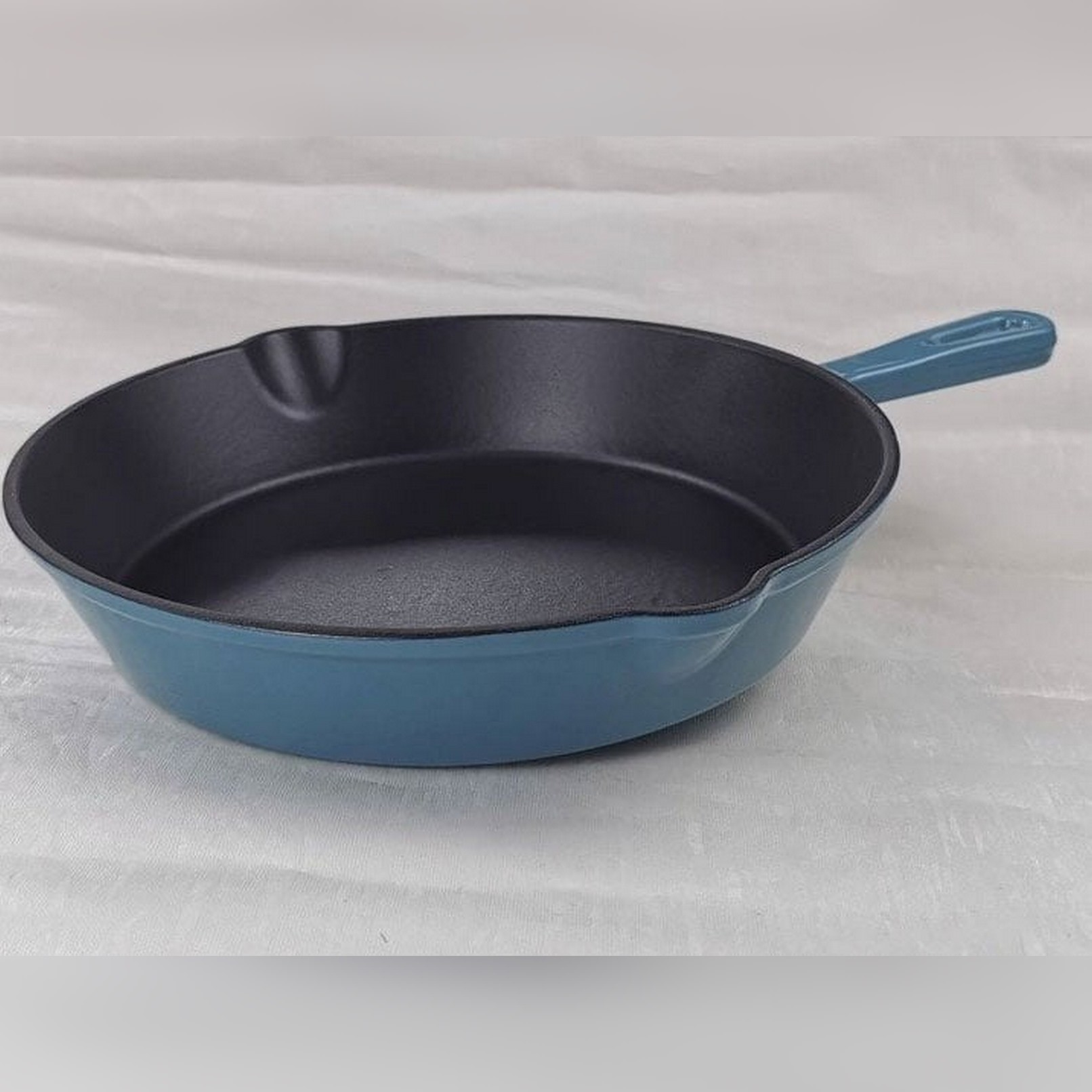 Chảo gang Oceno có vòi rót màu xanh 26cm