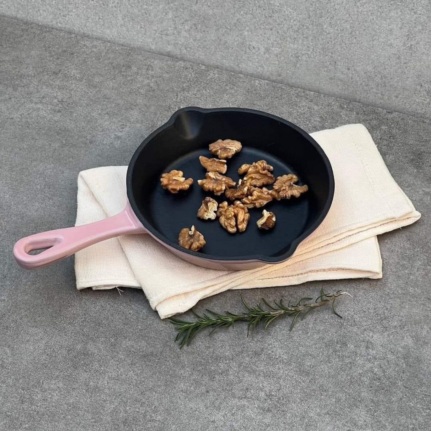Chảo gang Oceno có vòi rót màu hồng 16cm