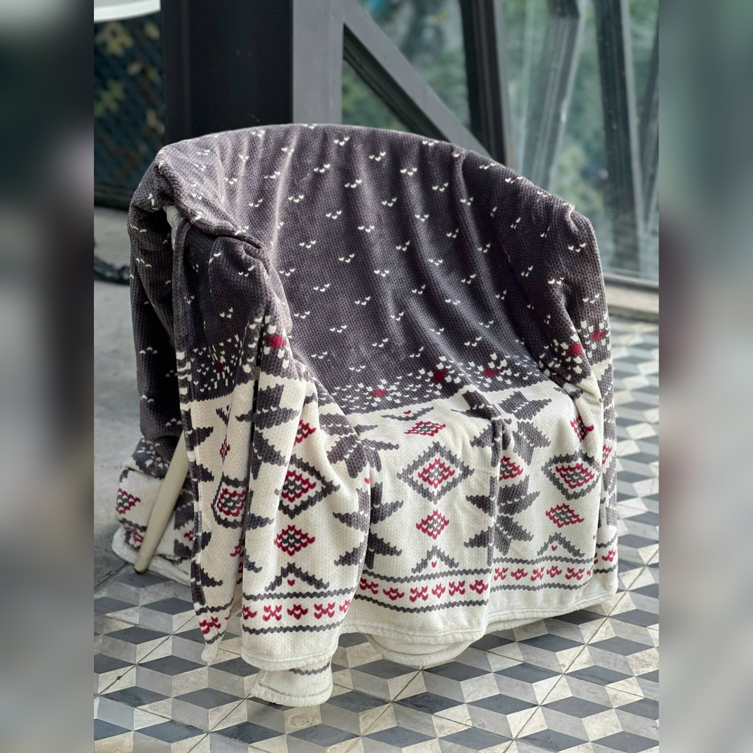 Chăn lông tuyết Kaiyo hàng Nhật 2m x 2.3m (màu trắng họa tiệt ghi đỏ, xanh họa tiết hình vuông, họa tiết con tuần lộc)