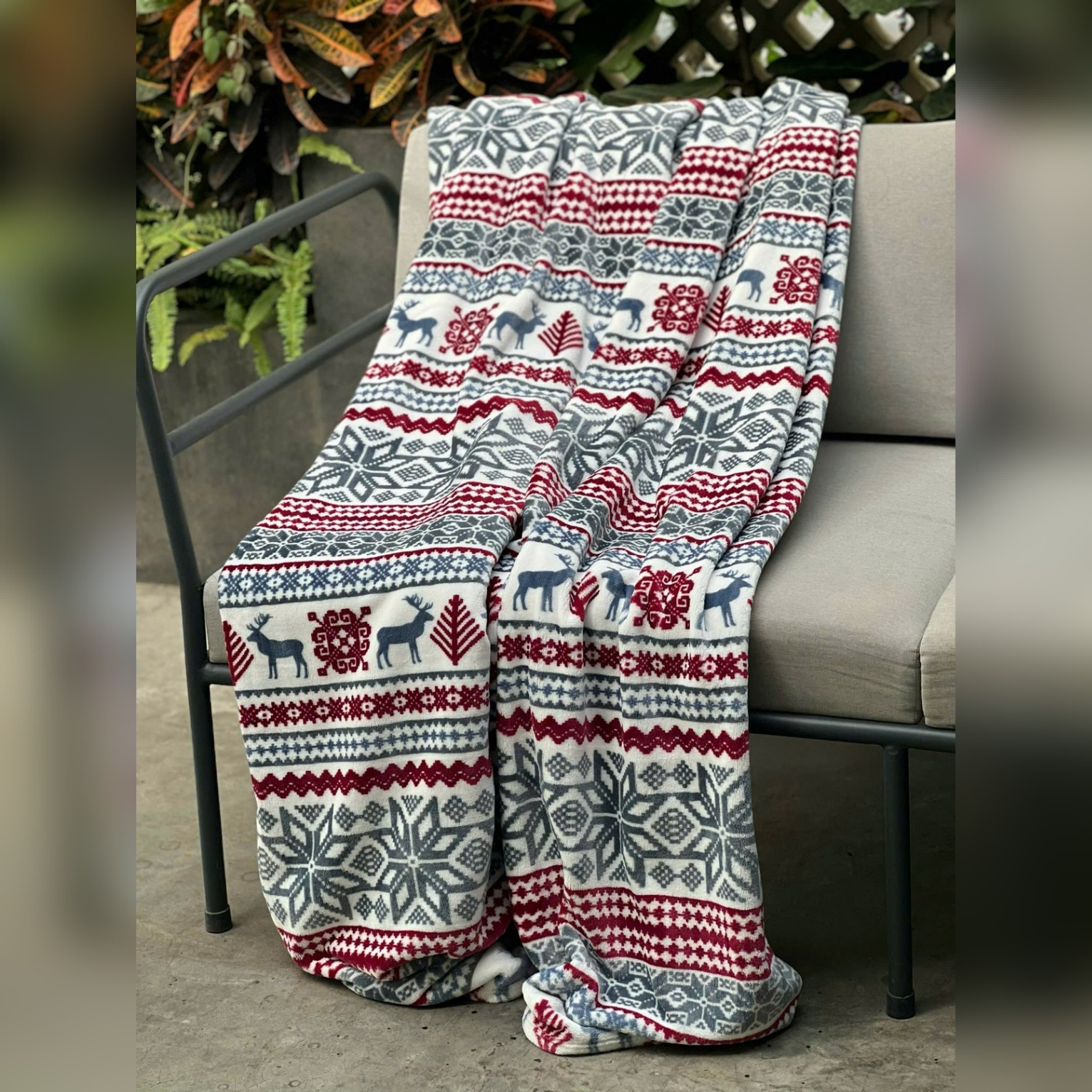 Chăn lông tuyết Kaiyo hàng Nhật 2m x 2.3m (màu trắng họa tiệt ghi đỏ, xanh họa tiết hình vuông, họa tiết con tuần lộc)
