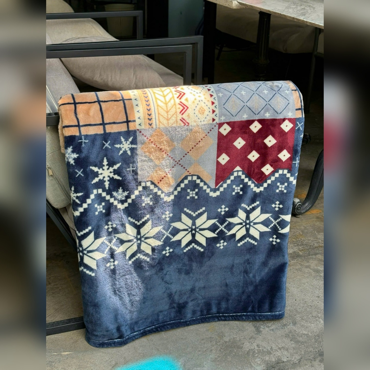 Chăn lông tuyết Kaiyo hàng Nhật 2m x 2.3m (màu trắng họa tiệt ghi đỏ, xanh họa tiết hình vuông, họa tiết con tuần lộc)