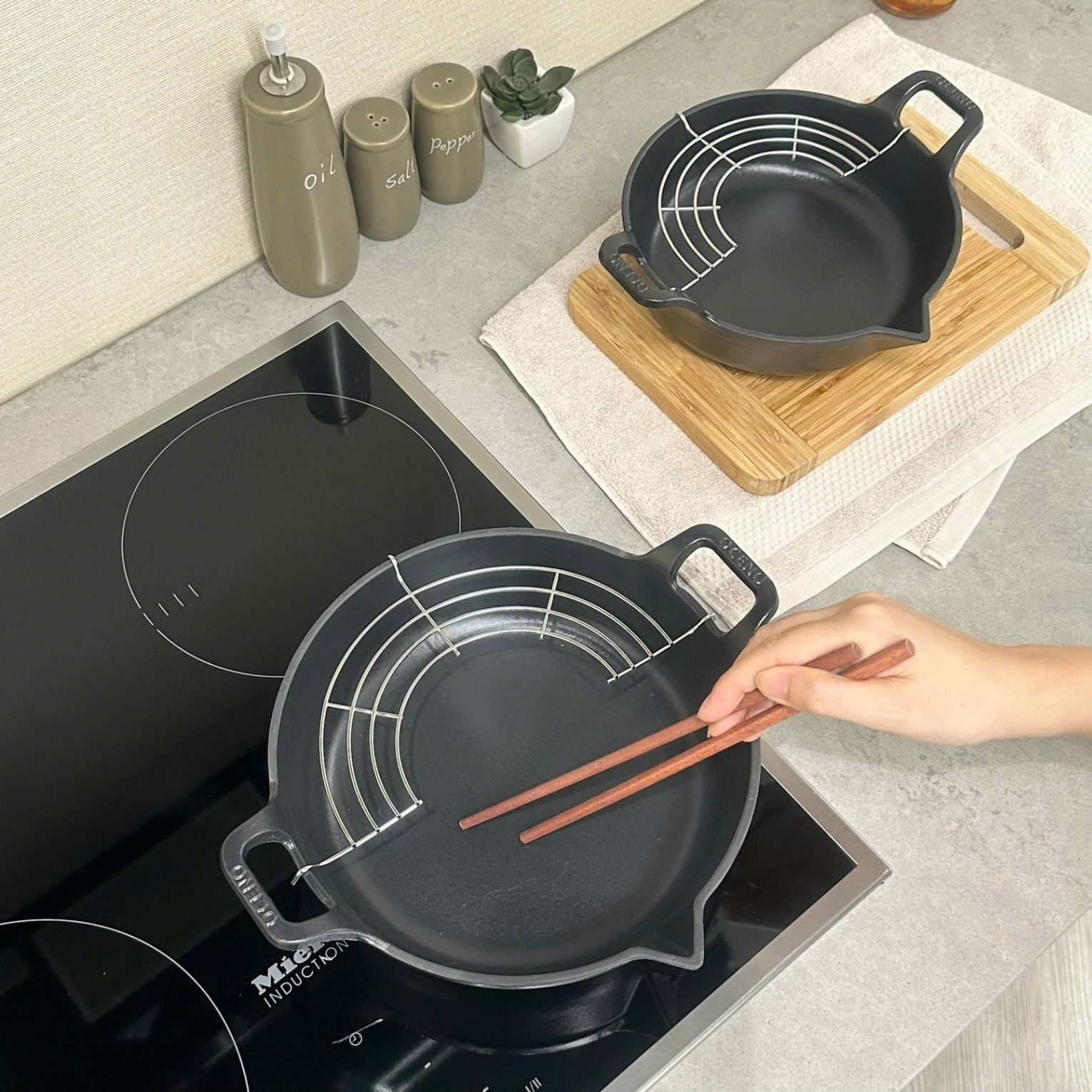 Chảo gang Oceno Matte Black có vòi rót 20cm