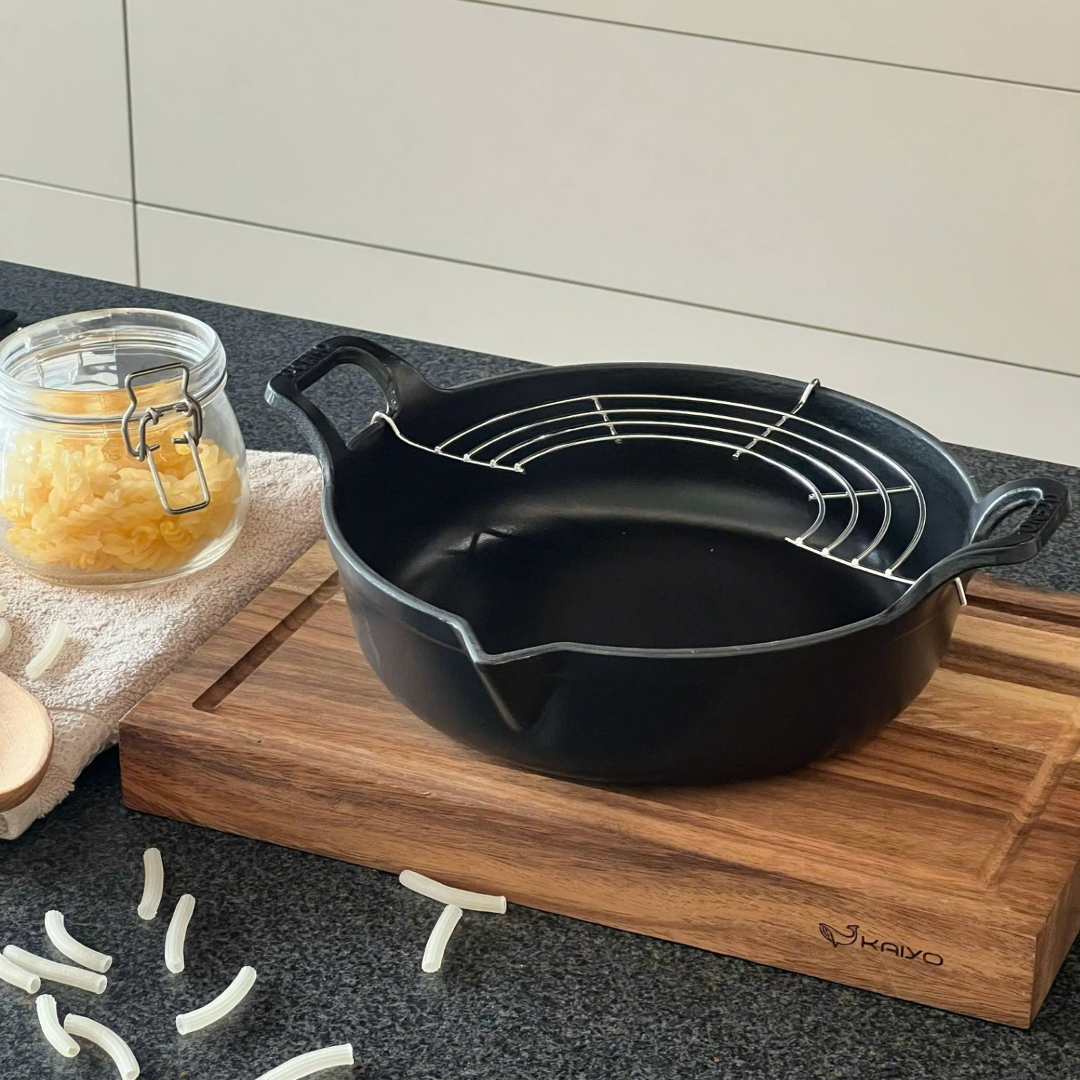 Chảo gang Oceno Matte Black có vòi rót 20cm