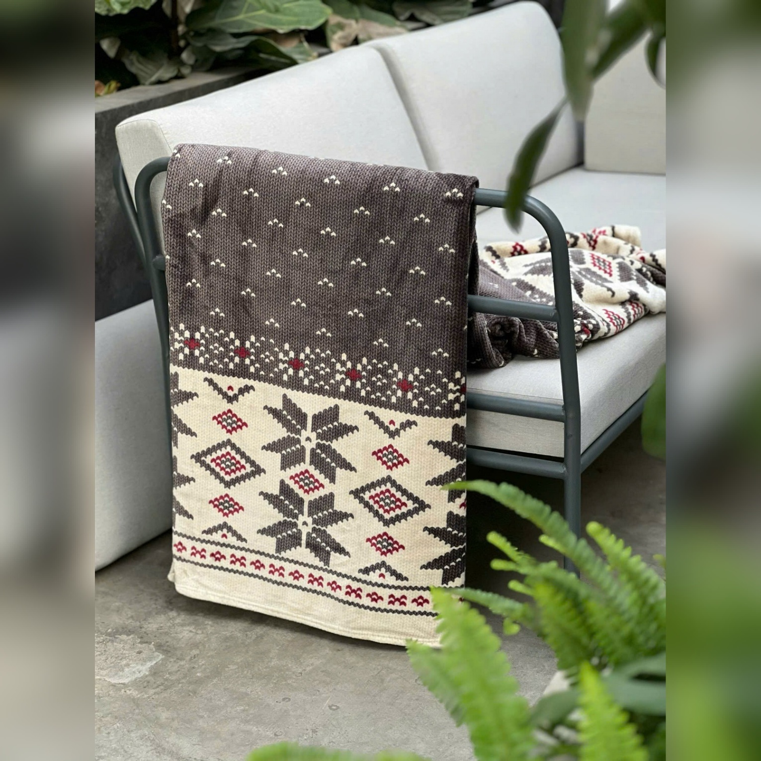 Chăn lông tuyết Kaiyo hàng Nhật 2m x 2.3m (màu trắng họa tiệt ghi đỏ, xanh họa tiết hình vuông, họa tiết con tuần lộc)