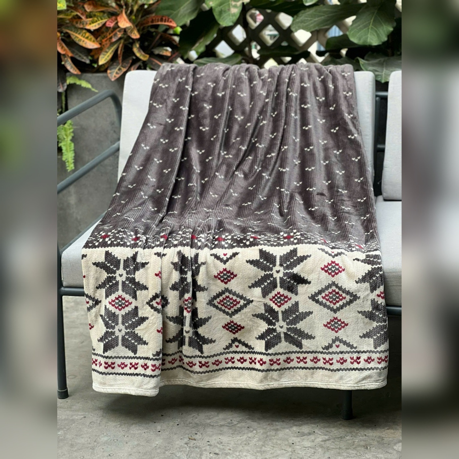 Chăn lông tuyết Kaiyo hàng Nhật 2m x 2.3m (màu trắng họa tiệt ghi đỏ, xanh họa tiết hình vuông, họa tiết con tuần lộc)