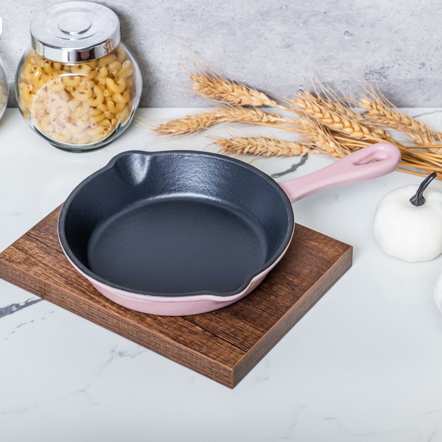 Chảo gang Oceno có vòi rót màu hồng 16cm