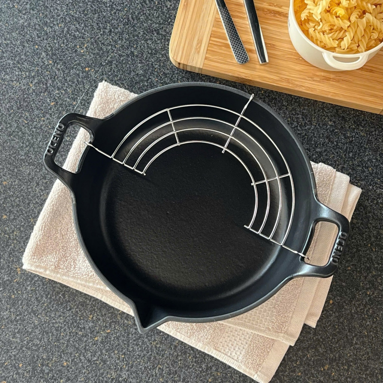Chảo gang Oceno Matte Black có vòi rót 20cm