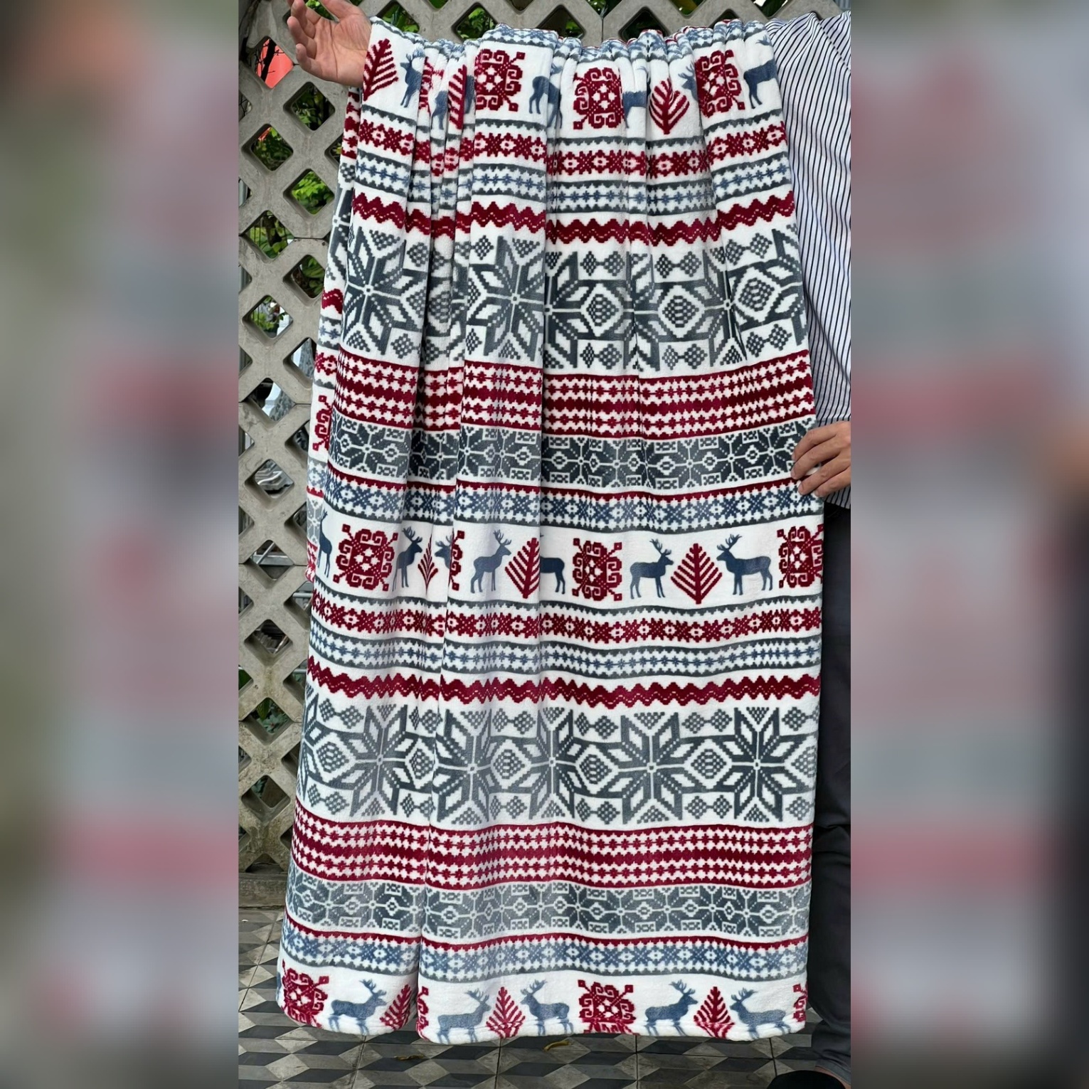 Chăn lông tuyết Kaiyo hàng Nhật 2m x 2.3m (màu trắng họa tiệt ghi đỏ, xanh họa tiết hình vuông, họa tiết con tuần lộc)