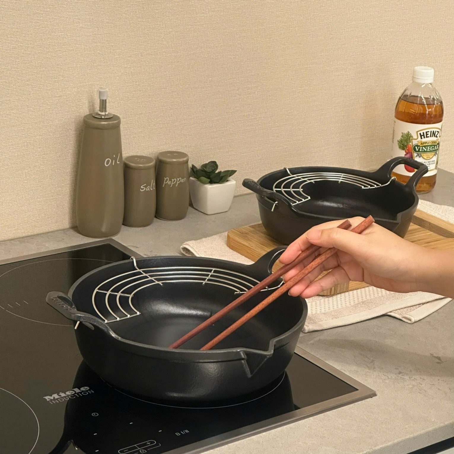 Chảo gang Oceno Matte Black có vòi rót 20cm