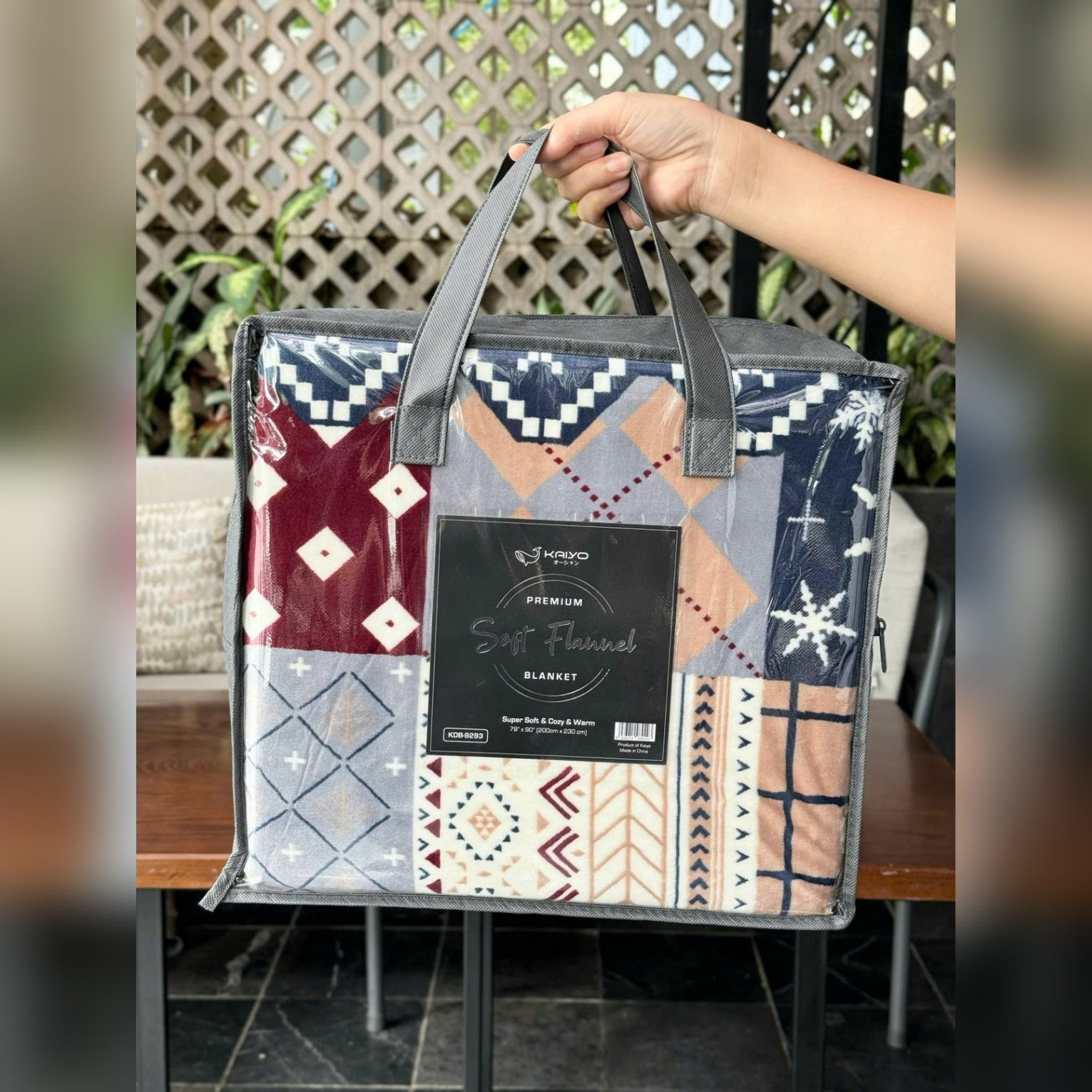 Chăn lông tuyết Kaiyo hàng Nhật 2m x 2.3m (màu trắng họa tiệt ghi đỏ, xanh họa tiết hình vuông, họa tiết con tuần lộc)
