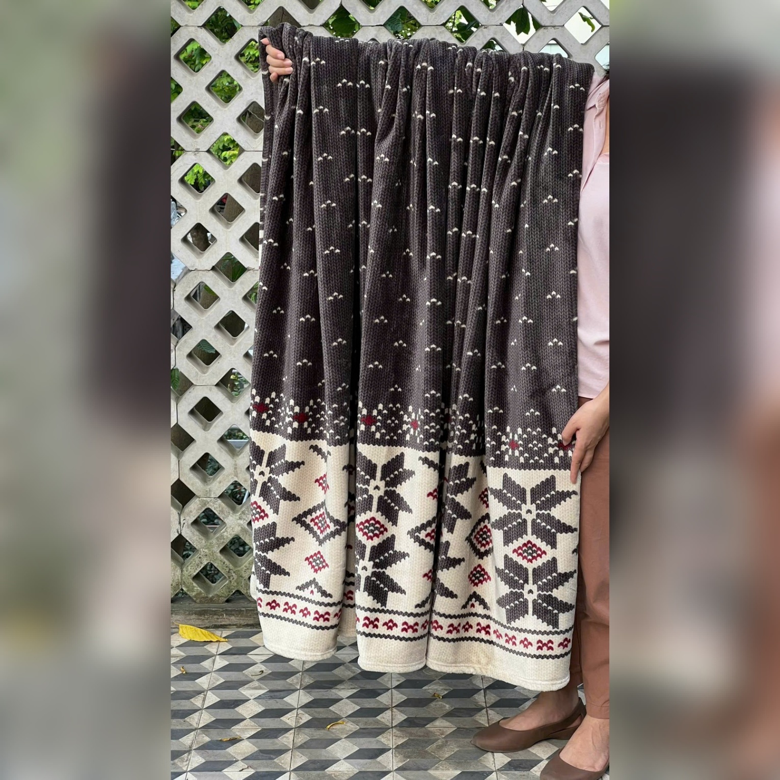 Chăn lông tuyết Kaiyo hàng Nhật 2m x 2.3m (màu trắng họa tiệt ghi đỏ, xanh họa tiết hình vuông, họa tiết con tuần lộc)