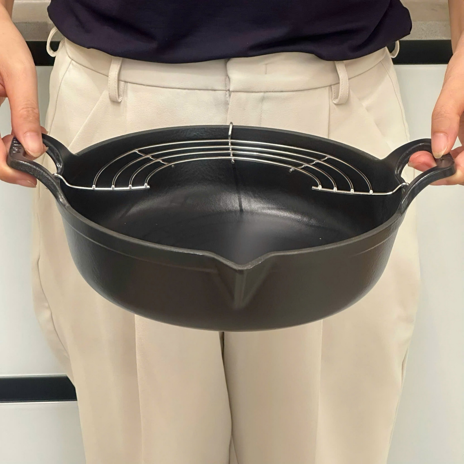 Chảo gang Oceno Matte Black có vòi rót 20cm