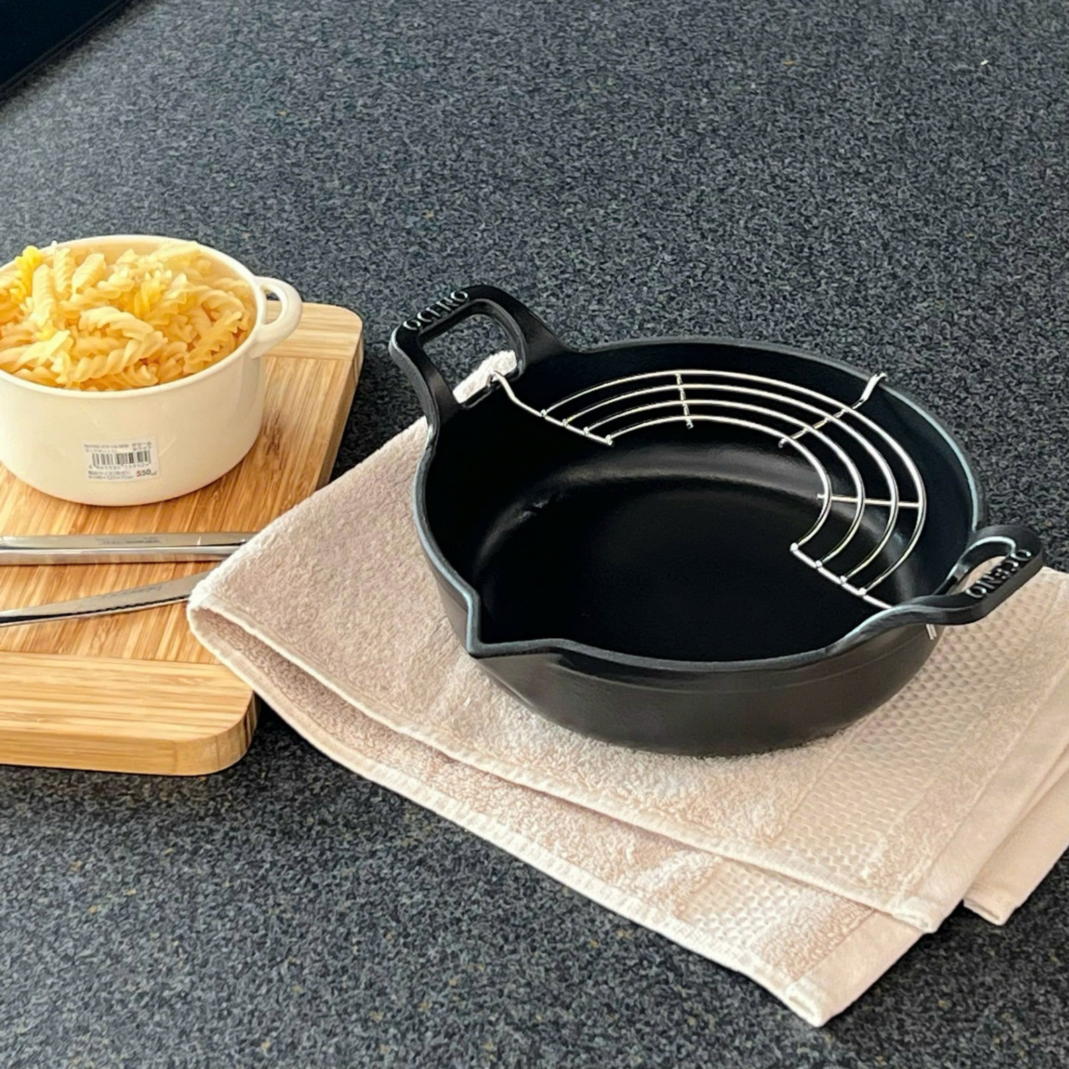 Chảo gang Oceno Matte Black có vòi rót 20cm