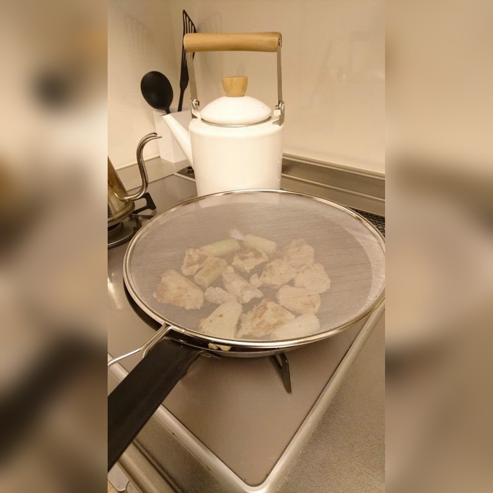 Miếng chắn dàu mỡ có tay cầm echo (đường kính 25cm)