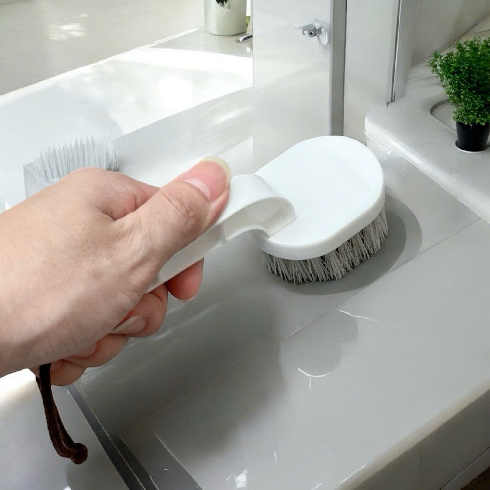 Bàn chải cọ bồn sứ lavabo cước sóng MIRAI